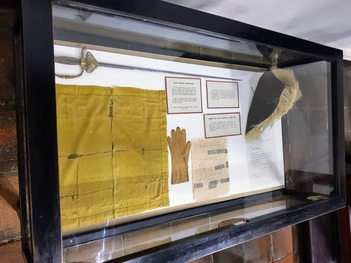 En una tercer sala se encuentra una sección de archivos, que expone las ediciones y principales libros de Rubén Darío, documentos originales y fotocopias de manuscritos, así como el traje de diplomático con sus guantes, el sombrero, espada y un pañuelo de seda usados por el poeta en Madrid en 1908 cuando fue embajador de Nicaragua en España.