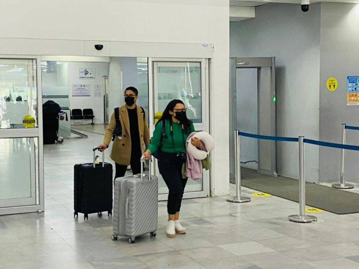  3. Acreditar residencia permanente fuera del país por más de un año, conforme a los documentos señalados. 4. Ingresar al territorio nacional en el período comprendido del 15 de noviembre al 15 de enero. Traer como equipaje, acompañado o no acompañado, ropa, efectos personales y aparatos eléctricos portátiles, de acuerdo con el listado permitido. 