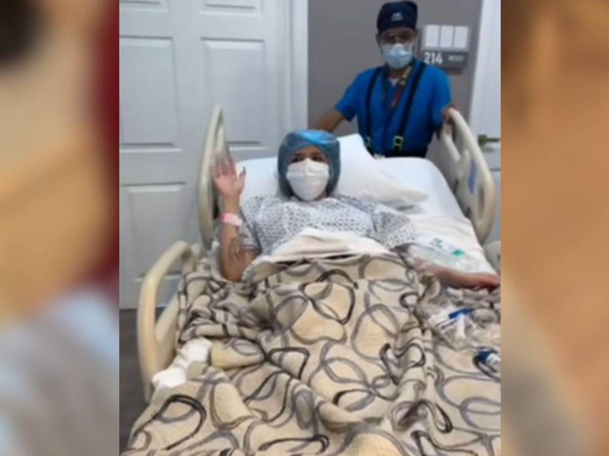 Además, mostró algunas fotografías en las que detalla más sobre el procedimiento y los momentos de tensión que vivió antes de entrar a quirófano, ya que le teme a las agujas.