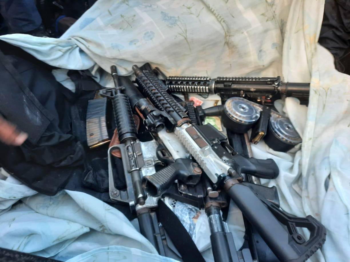 La operación se dio en el sector entre las colonias Villa Cristina y Villa Franca; al momento que los supuestos delincuente vieron los efectivos de la Policía Militar abrieron fuego y salieron uyendo dejando abandonado los vehículos en que se transportaban.