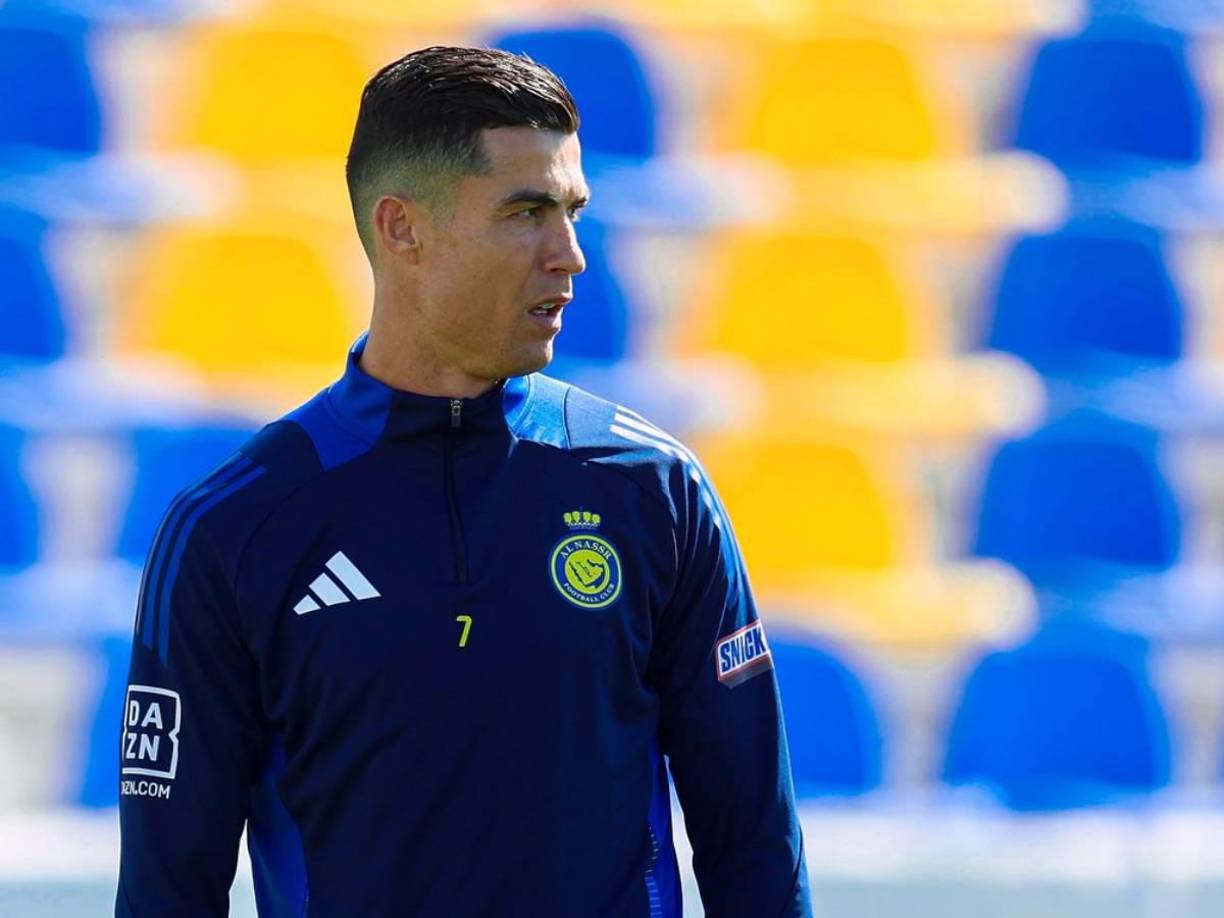 Cristiano Ronaldo rompió el silencio y habló sobre su futuro: “Estoy feliz en Arabia Saudí y mi familia está feliz. Empezamos una nueva vida en este hermoso país”. “Trabaja duro, respeta al club, respeta tu contrato y cree que las cosas cambiarán para que Al Nassr intente ganar más títulos”, dijo.