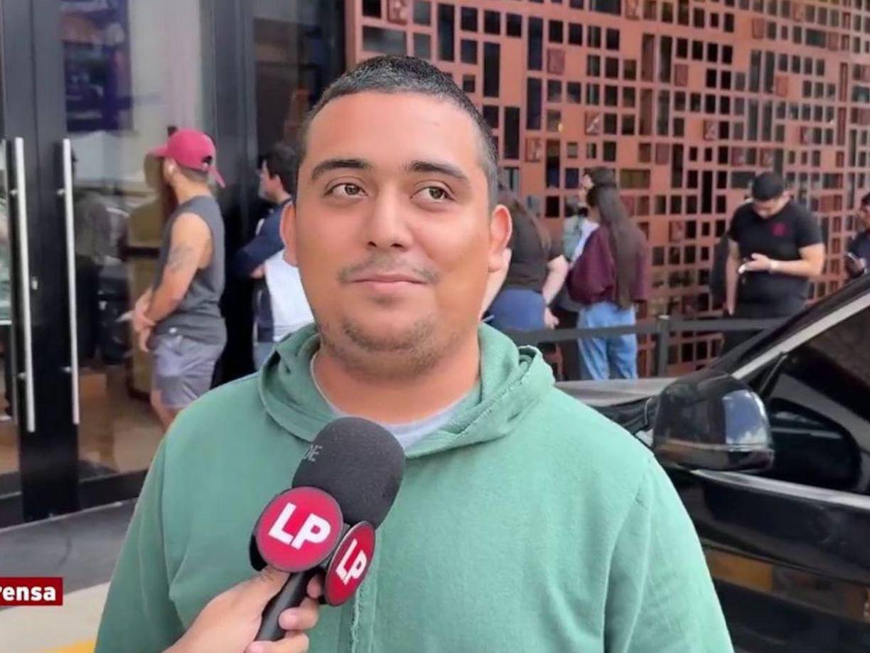 Josué Campos, quien es también barista contó que desde horas tempranas tomó un bus desde su casa hasta llegar a las instalaciones de Starbuck para ser la primera persona en entrar al tan esperado lugar.