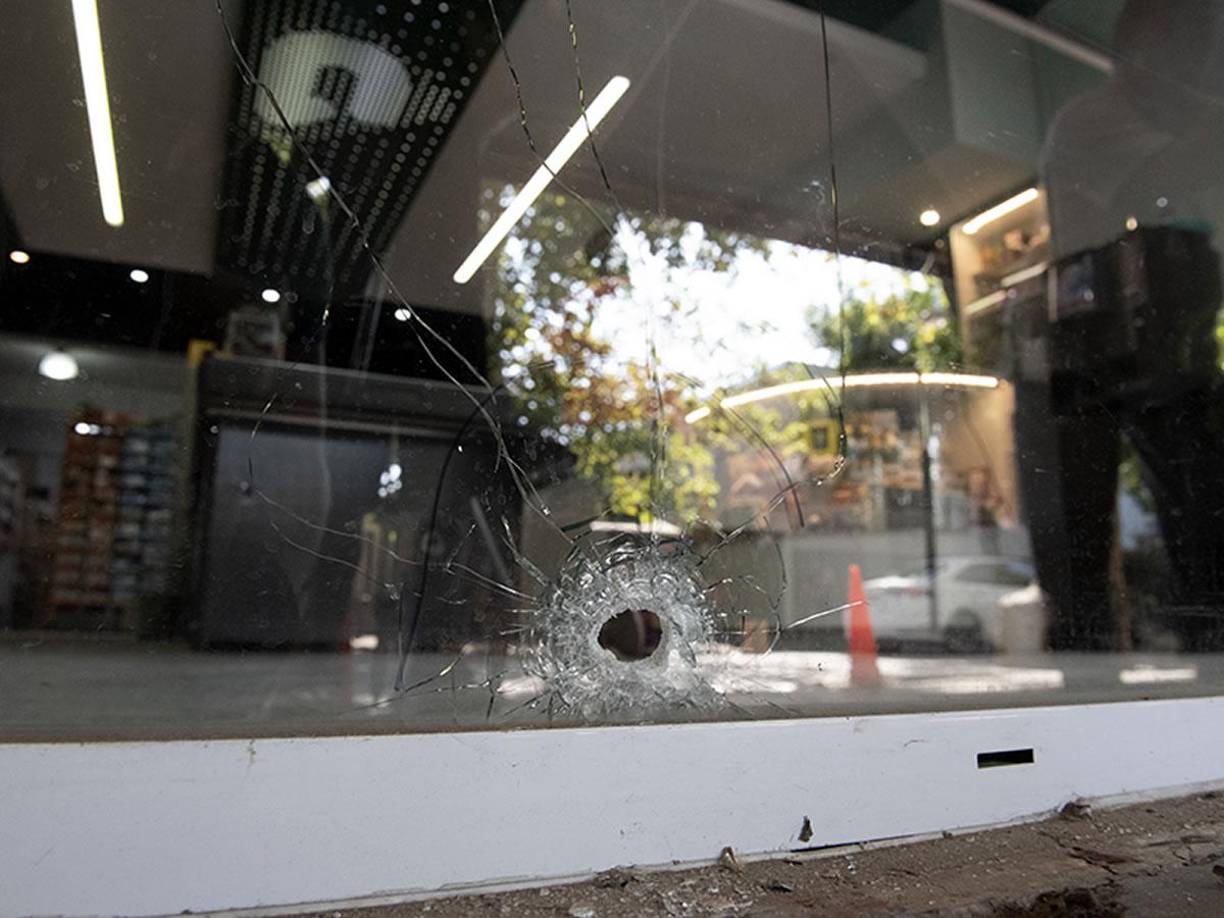 “Yo dudo de todo”, dijo a la prensa el intendente (alcalde), quien contó que el día anterior tuvo una reunión con la policía provincial, federal, aeroportuaria, Gendarmería y Prefectura Naval y señaló que “no hay persecuciones”.