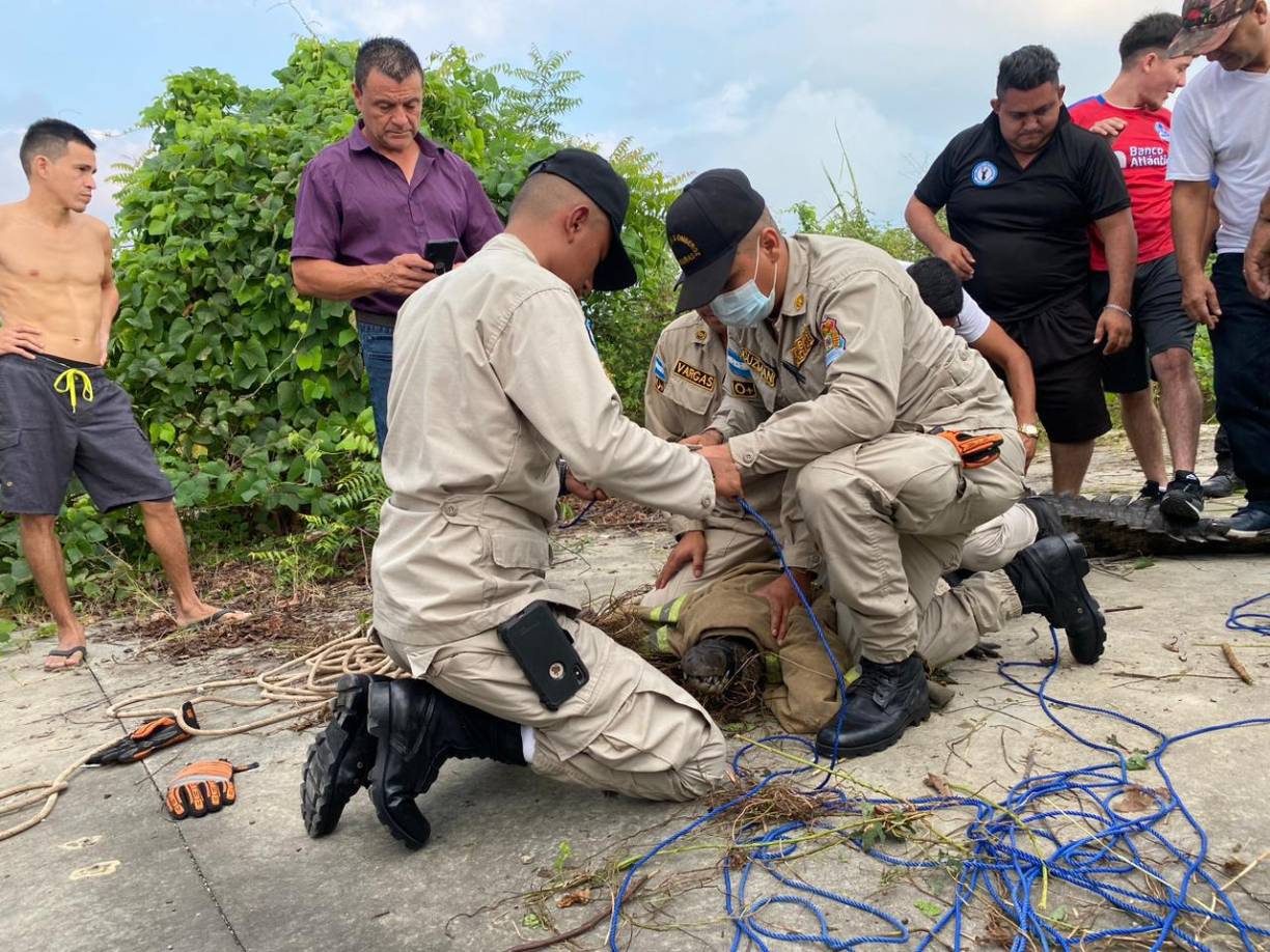 Cuatro elementos del Cuerpo de Bomberos participaron en el rescate.