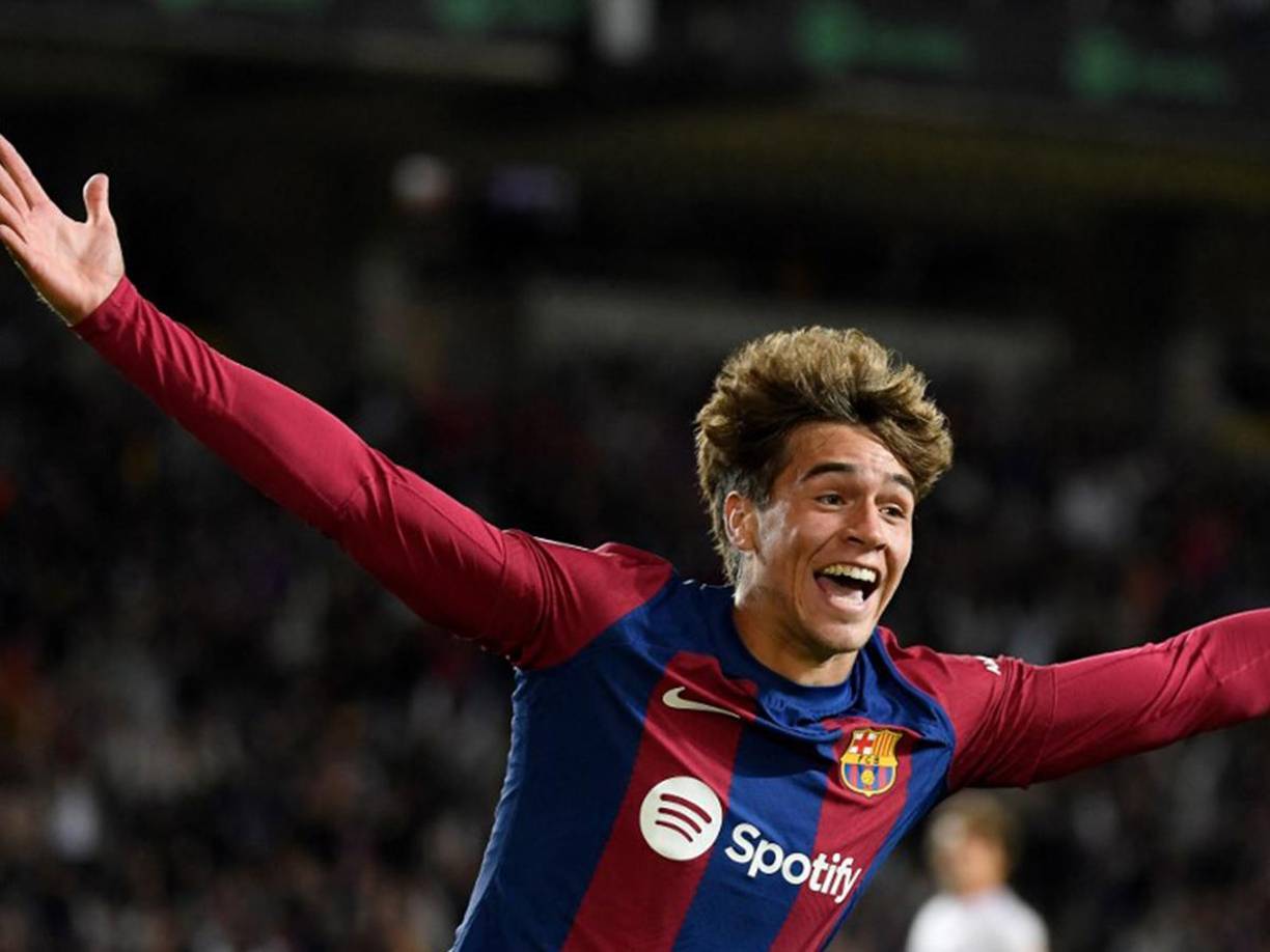 El joven catalán entró en el minuto 79 y en el 80 celebraba la diana en el Estadio Olímpico Lluís Companys. Ganó la espalda a los centrales del equipo bilbaíno, Joao Félix le vio y se inventó una asistencia que el protagonista inesperado del duelo no desaprovechó. Resolvió con un remate sutil con el que desequilibraba un choque competido y algo plomizo que permite al Barça situarse a un punto del líder, su próximo rival.