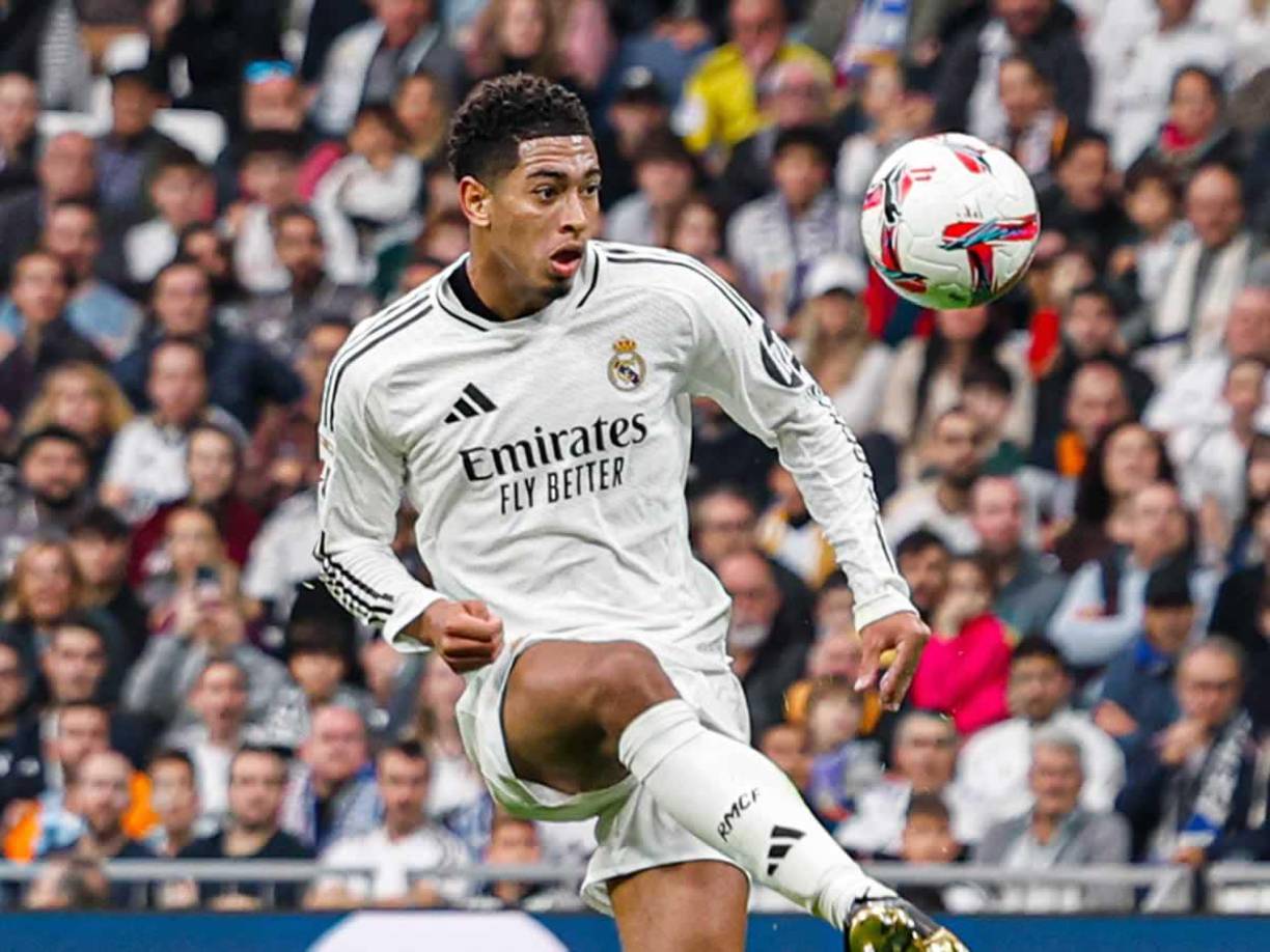 Jude Bellingham - El inglés volvería a ocupar el falso nueve que tantas alegrías le dio la temporada pasada. El volante que también viene de anotar en LaLiga.