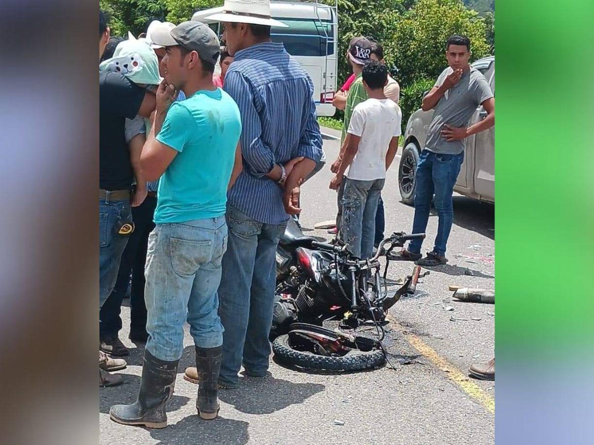 Según reportes, en horas de la tarde, la motocicleta en la que se conducían los dos jóvenes colisionó fatalmente contra la unidad de transporte, en una zona de curvas y fallas geológicas. También precisaron en el sector que los jóvenes no portaban cascos de seguridad. 