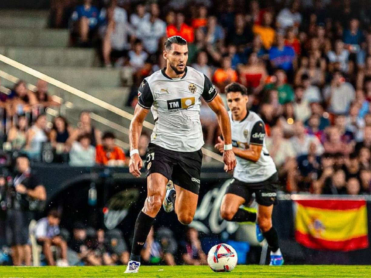 “Esta persona advirtió esta situación a la Policía, que se apersonó en el lugar”, dice el medio español y García Badía preciso: “Durante esta noche alocada, la Policía Local acudió a la casa y tranquilizó al futbolista. No hablan en ningún momento de agresión sexual, hablan de un altercado entre un amigo de Mir y una de las víctimas”.