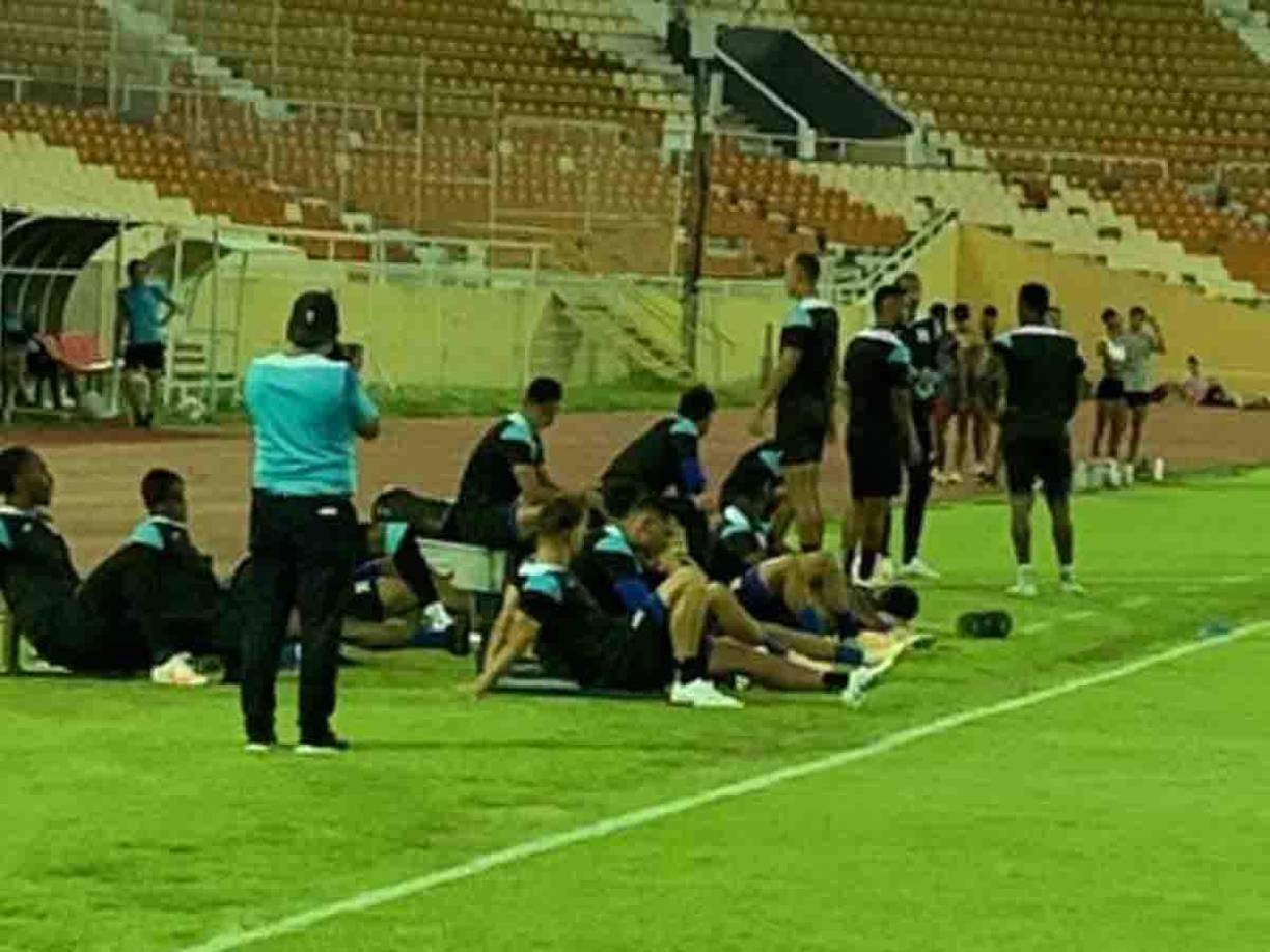 Además de llegar tarde por el tráfico, en el estadio la Bicolor se llevó otra sorpresa. 