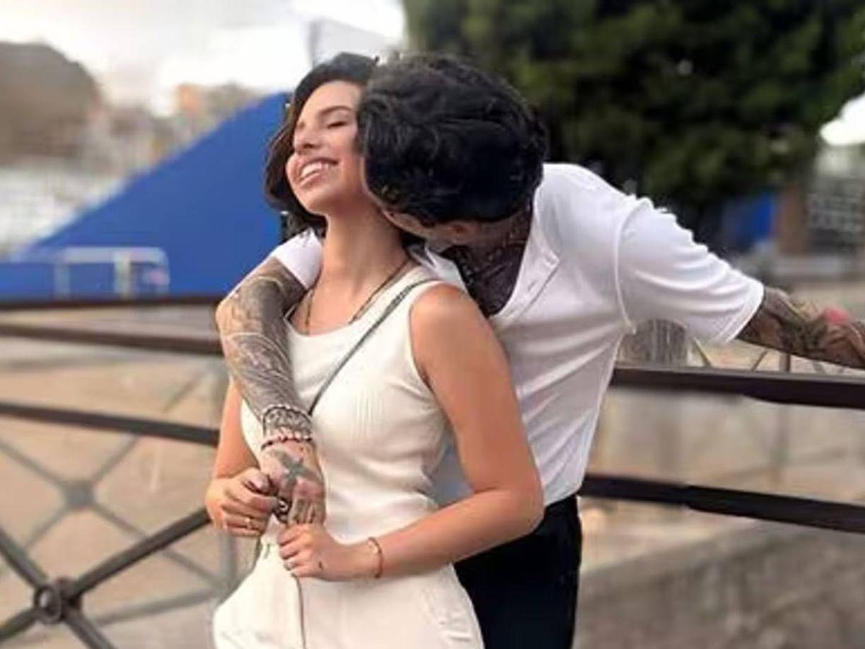 Muchos expresaron su desaprobación por lo que consideran un manejo poco delicado de su relación amorosa, especialmente hacia Cazzu, con quien fue papá.