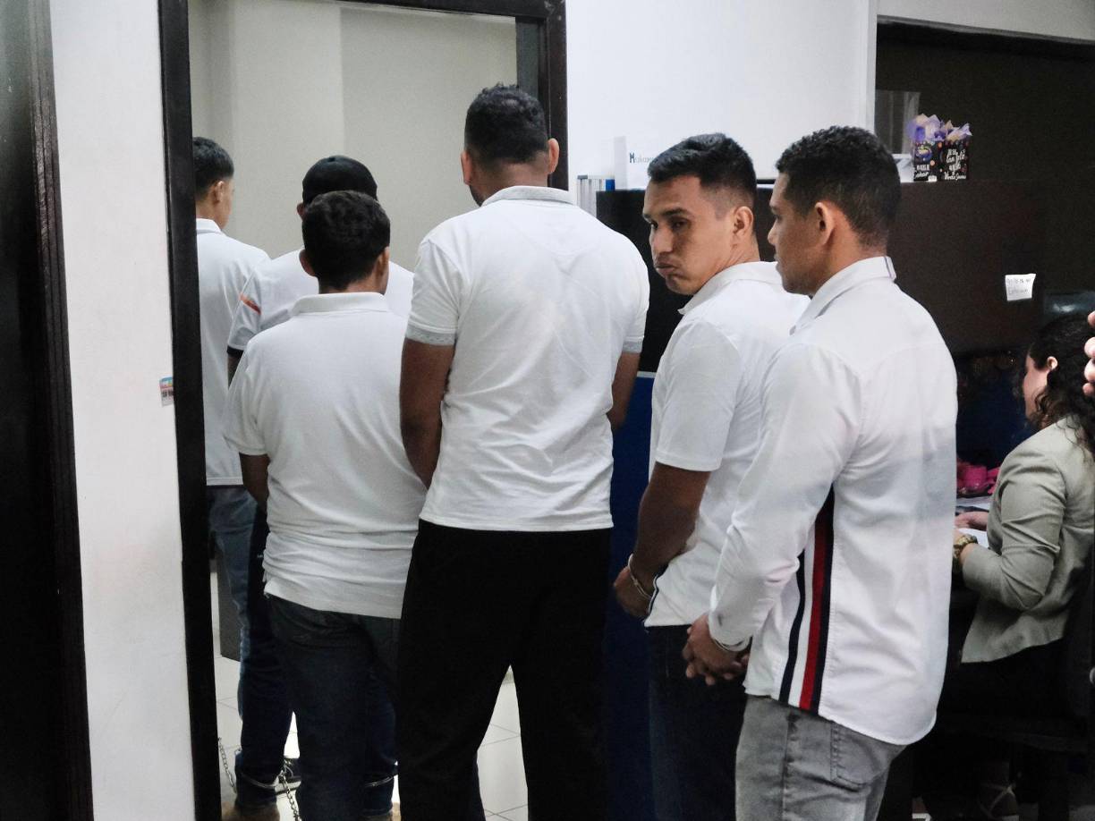 Además, los policías se llevaron relojes, lociones, joyas y un maletín con 460 mil lempiras en efectivo, según el informe.