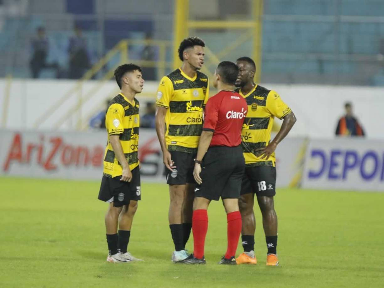 Los jugadores del Real España le reclamaron al árbitro Armando Castro al final del partido ante la UPN.