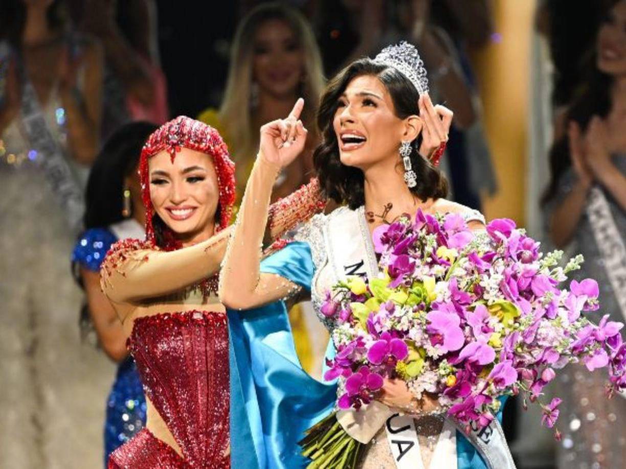 “Que los vanidosos, los locos malos, dejen de aprovechar tanta belleza, alegría y talento nicaragüense”, expresó Murillo. “Que dejen de manosear los merecidos triunfos de una bonita muchacha, para esconder su insignificancia e incapacidad, y enturbiar, con sus ridículos y cursis delirios, nuestras benditas aguas”, agregó.