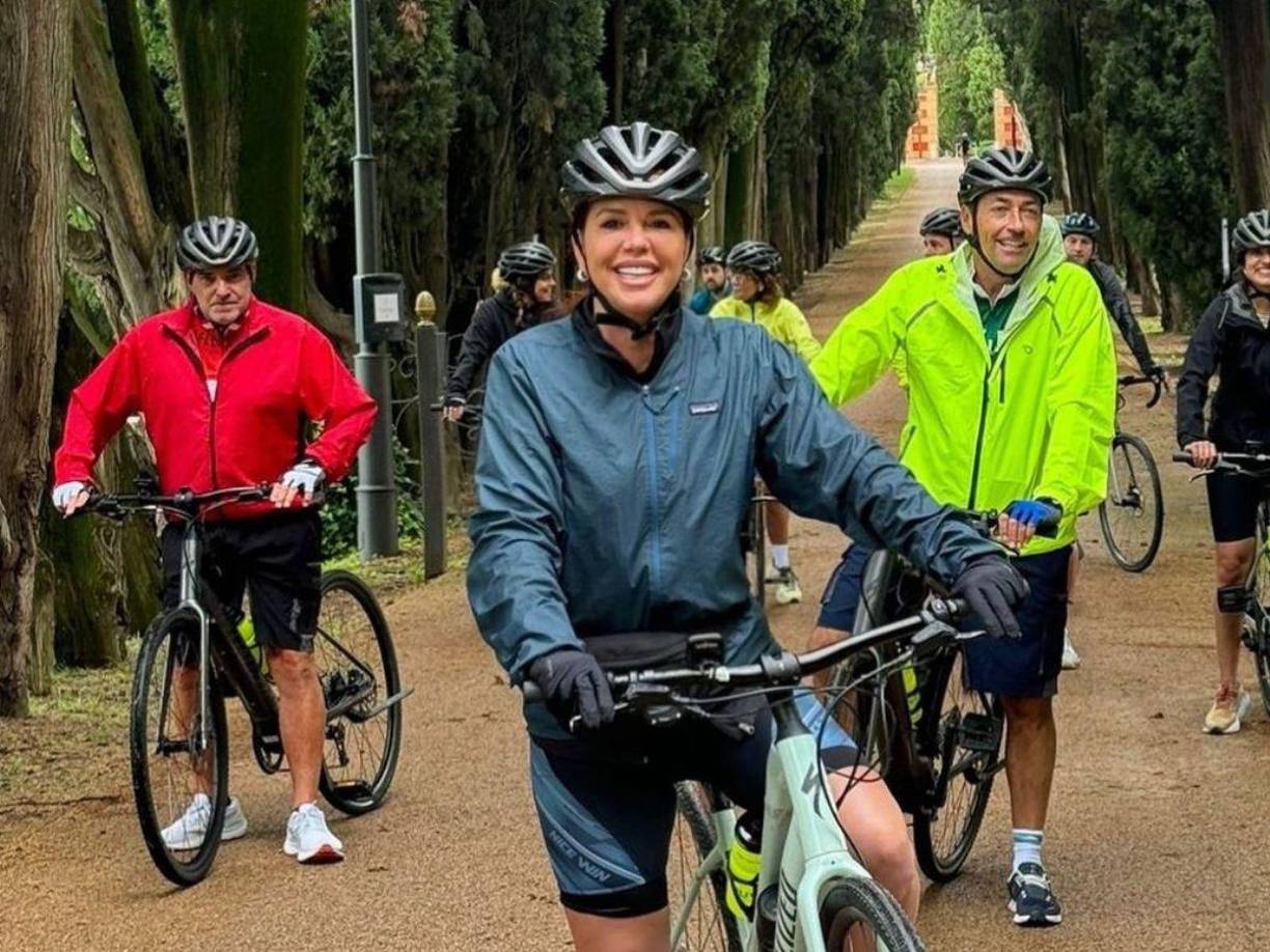 En estos días se encuentra en tierras italianas, disfrutando de sus espectaculares paisajes en medio de la naturaleza, montando en bicicleta junto a su hija Lara y deleitándose de los paseos y la comida de este país.