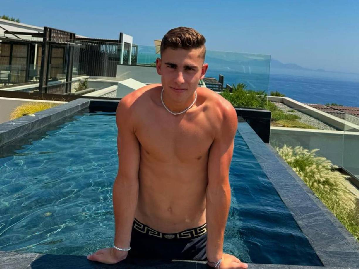 El futbolista español fue el encargado de compartir las imágenes a sus seguidores, sin embargo una de ellas causó revuelo.