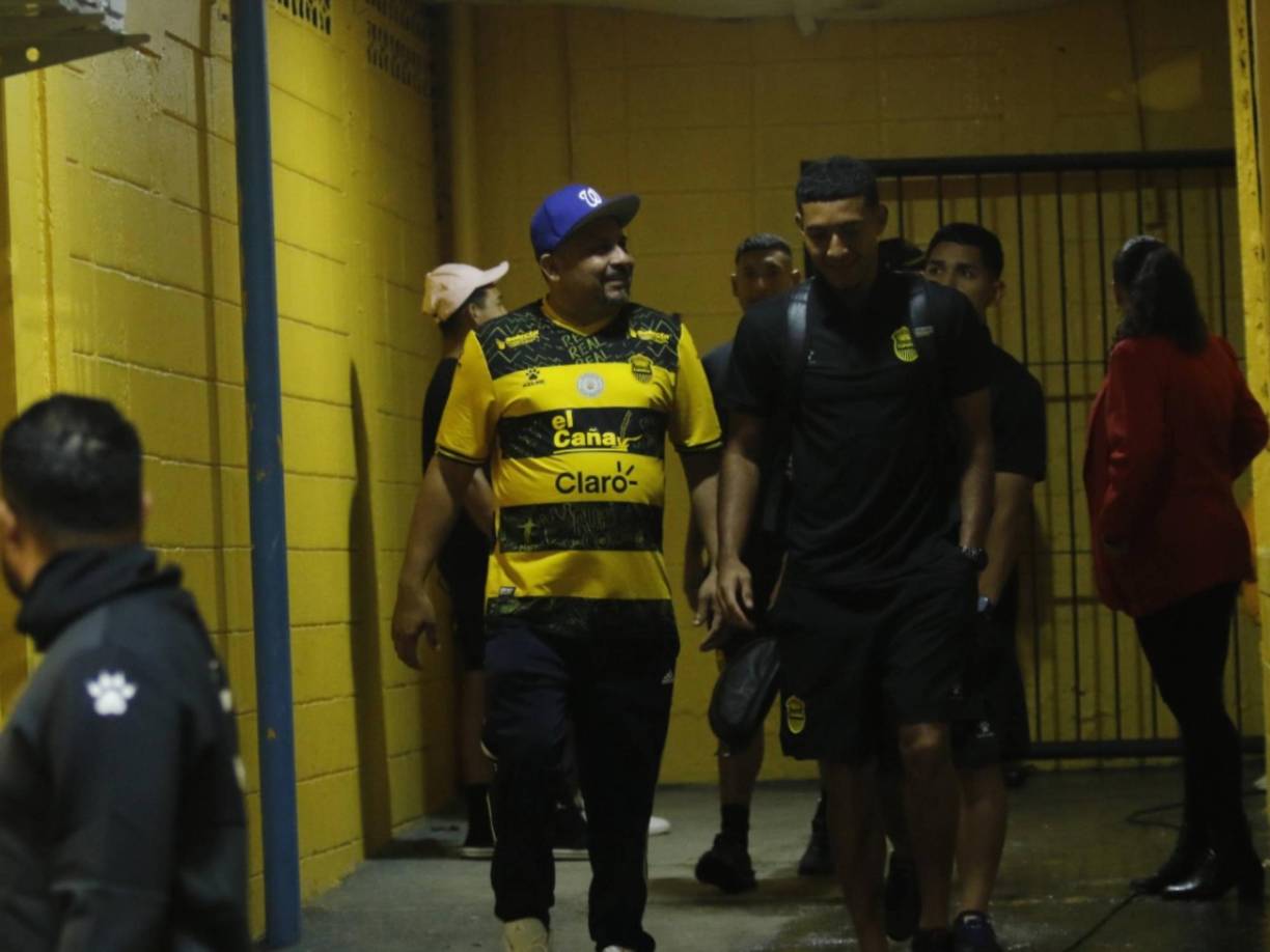 Don Wilson Herrera se dio el lujo de conversar con jugadores del Real España en el momento que arribaron al estadio Morazán. 