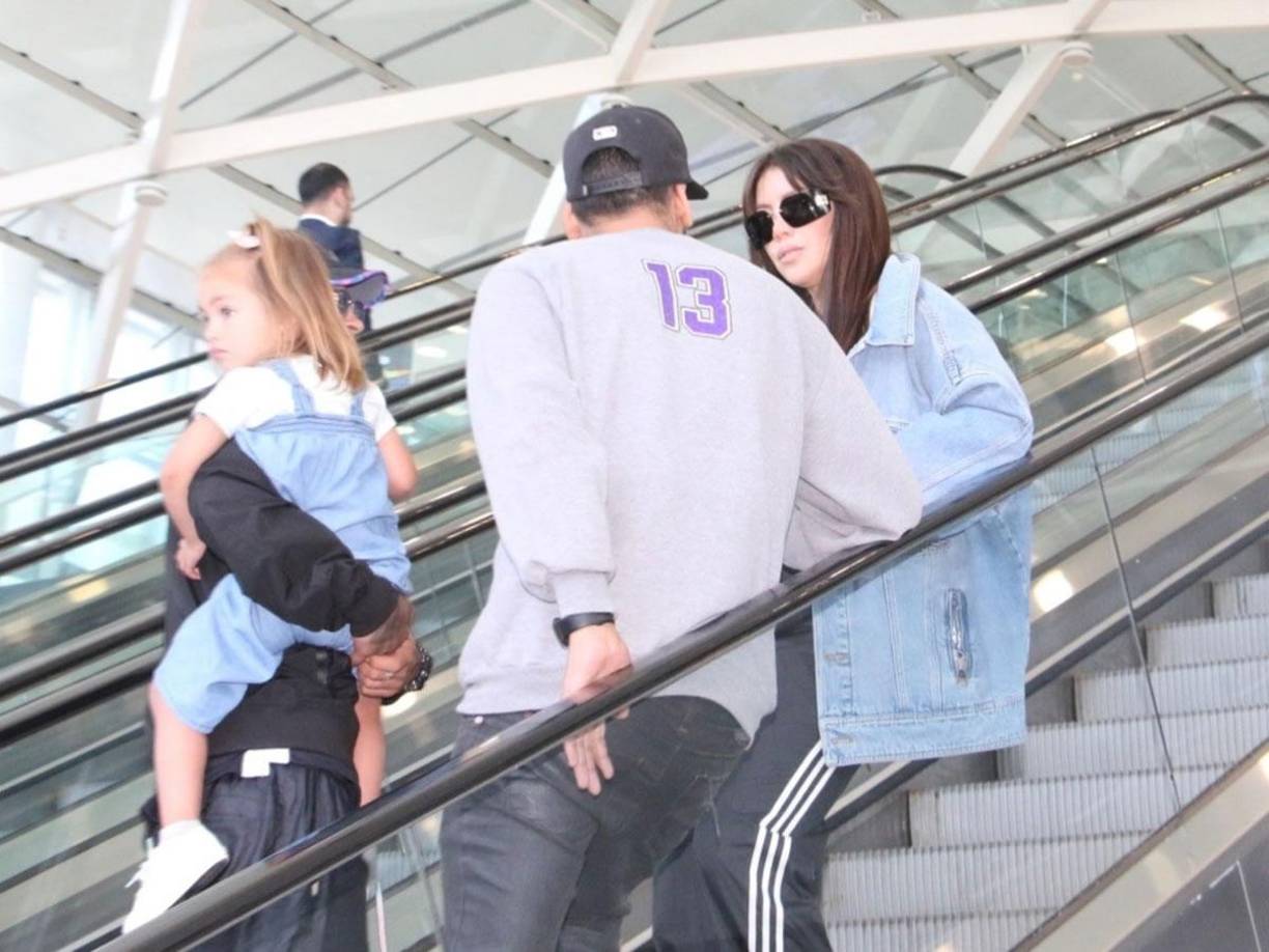Wanda Nara y L-Gante fueron captados el jueves saliendo del Aeropuerto Internacional Ezeiza de Buenos Aires. “Este viaje es para desconectar, para estar con Jamaica (su hija). Se me ocurrió a mí arrancar para Brasil”, manifestó el cantante antes de tomar el avión. 