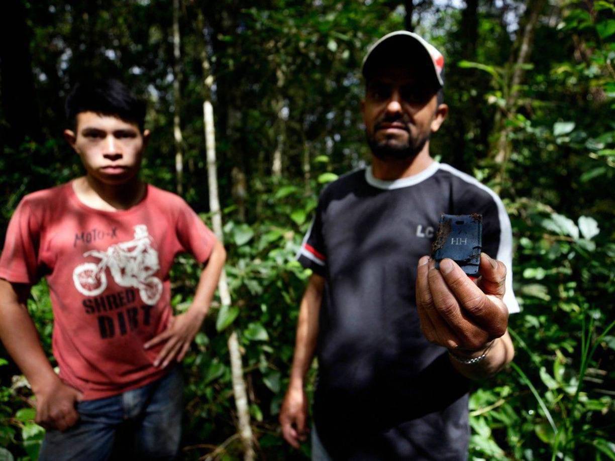 En la inhóspita zona prevalece un silencio sepulcral interrumpido en breves lapsos por el sonido que provoca el viento al chocar con las hojas y uno que otro canto aislado de aves.
