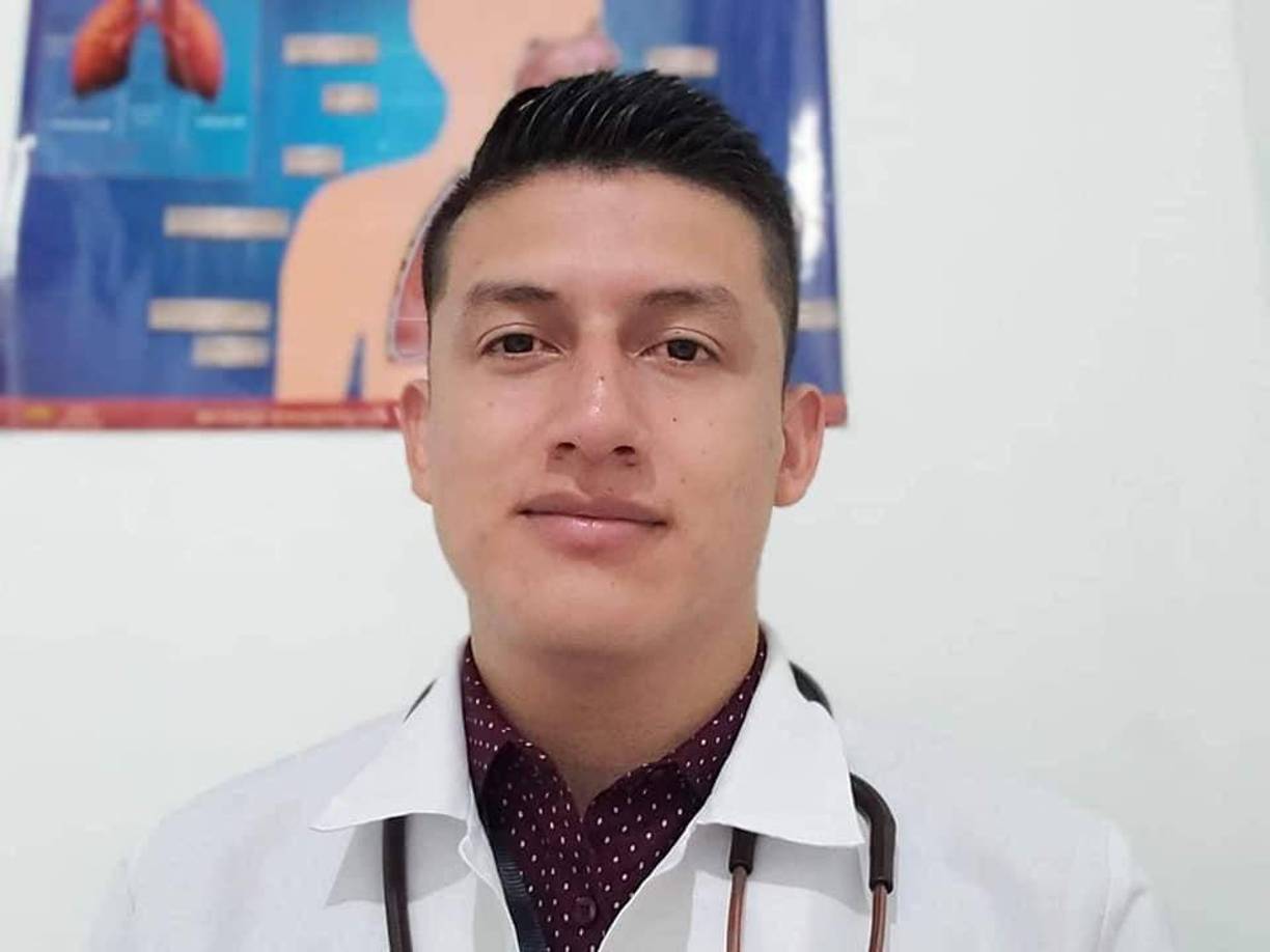 Permaneció hospitalizado varios días en una Unidad de Cuidados Intensivos. 