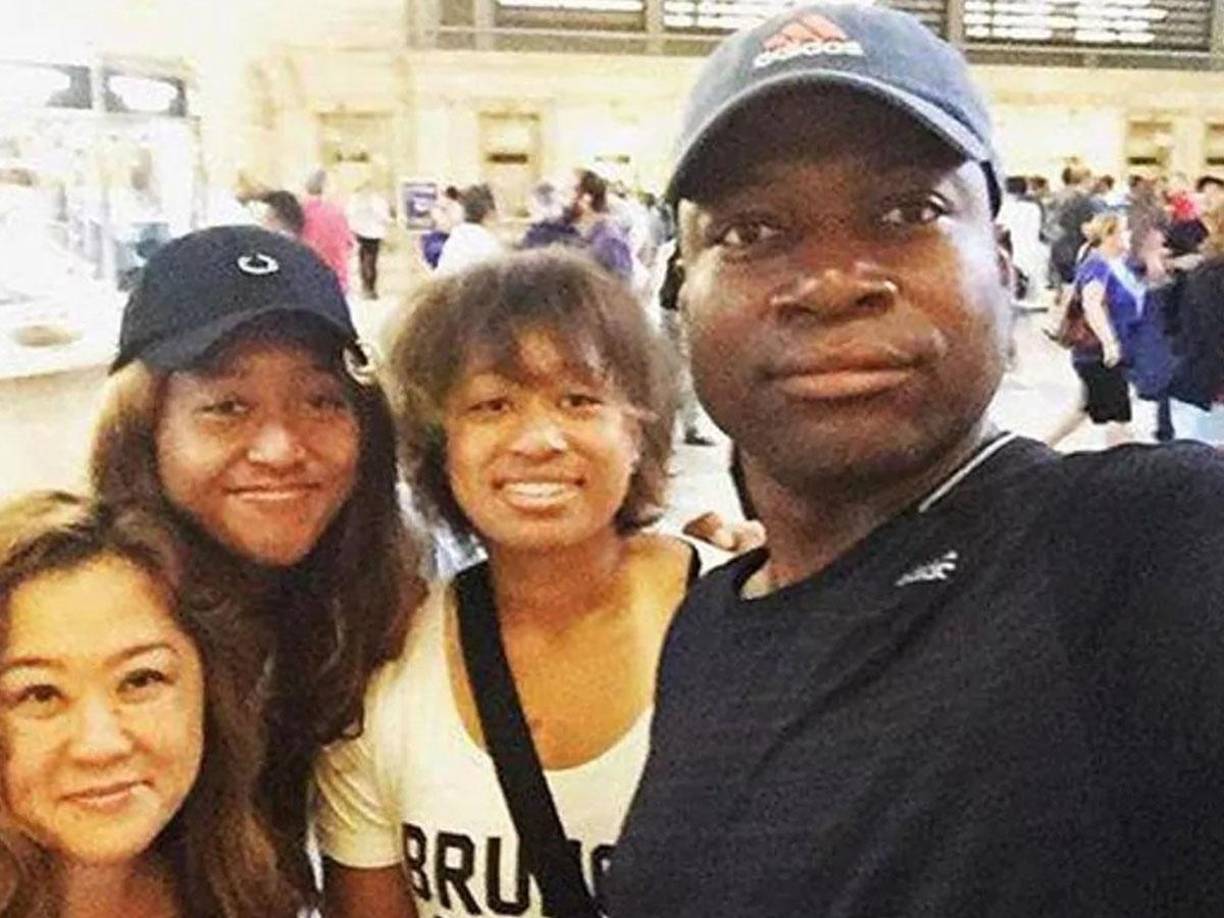 El padre de Mari y Naomi es de origen haitiano y estudiante en Nueva York, donde conoció a la madre de las chicas. Inició a sus hijas en este deporte y decidió que la familia se mudara a Florida cuando la pequeña de la saga tenía tan solo nueve años, y destacaba mucho con su potencial tenístico.