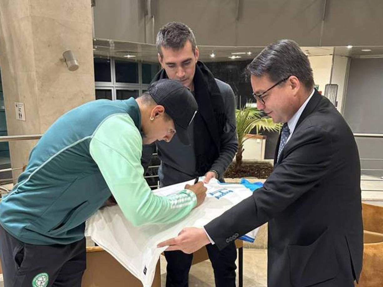 El Embajador de Honduras ante España, Marlon Brevé Reyes, le dio la bienvenida a Luis Palma.