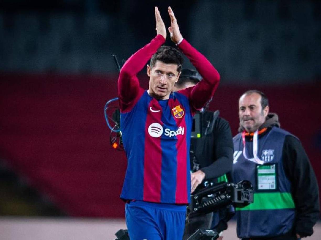 El periodista turco Ertan Süzgün afirma que el Fenerbahce no solo pretende a Mourinho, sino también a Robert Lewandowski. El goleador polaco no tiene intenciones de salir del Barcelona, pero esperaría la oferta que tienen pensado lanzar desde Estambul.