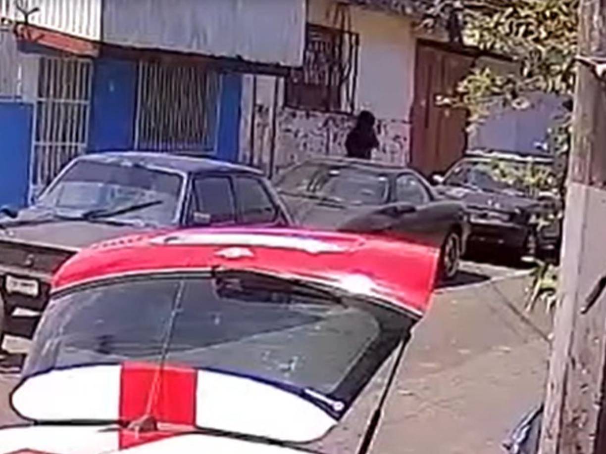 Cámaras de vigilancia captaron el momento en el que la presunta asesina escapaba. La asesina Ivonne N se dio a la fuga corriendo por calle aledañas donde la esperaba su cómplice.