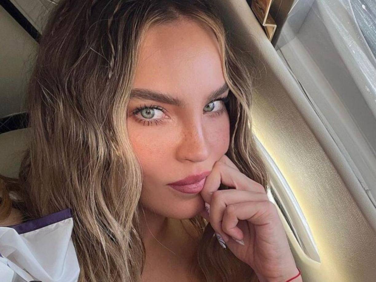 La famosa comenzó a leer cada cartel que escribieron para ella: “Qué bonito todo lo que me escriben”, señaló.