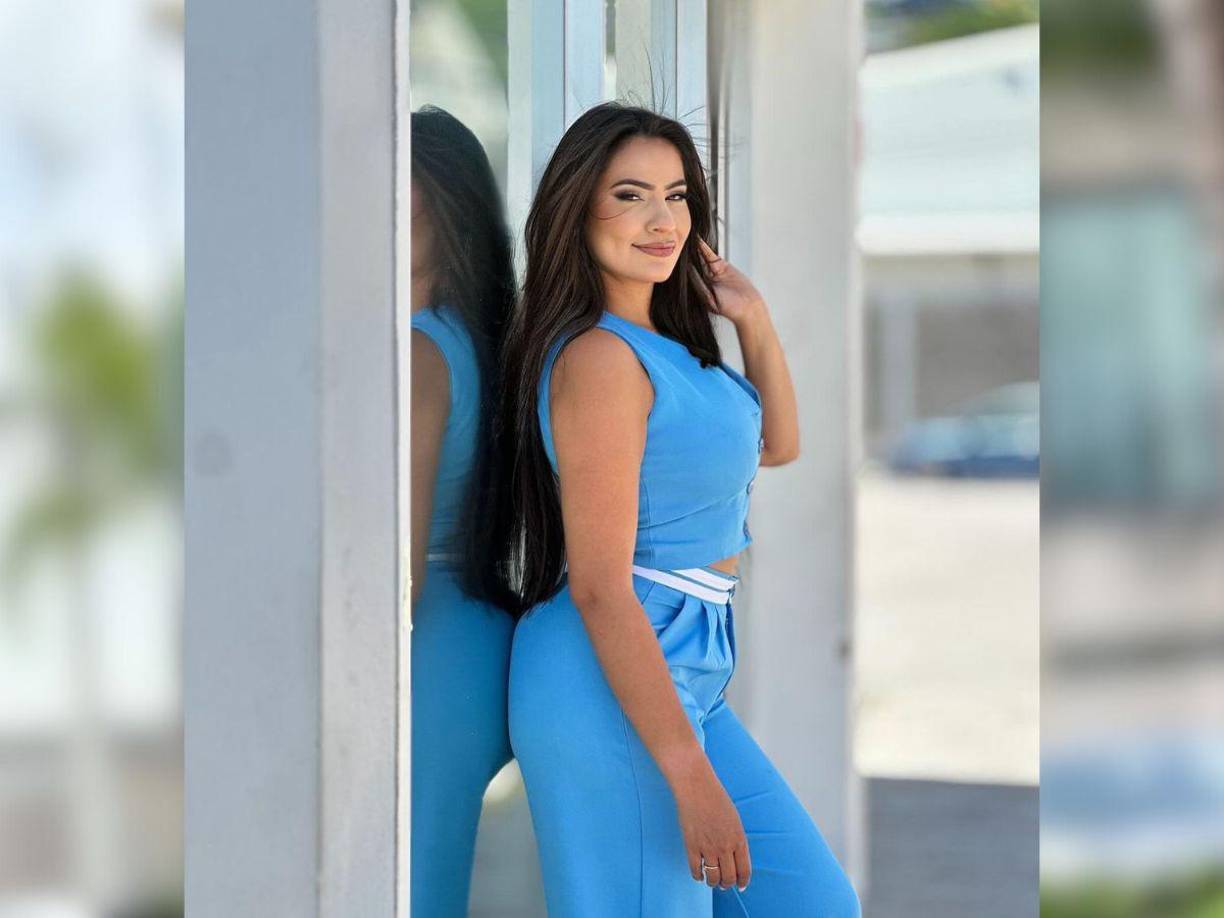 ”Dónde miran aquí vulgaridad, yo siento que estoy perfecta para presentar HCH Vespertino con un traje formal, de seda, bonito y no se está enseñando nada”, dijo mientras lucía el atuendo con el que aparece en la fotografía. 