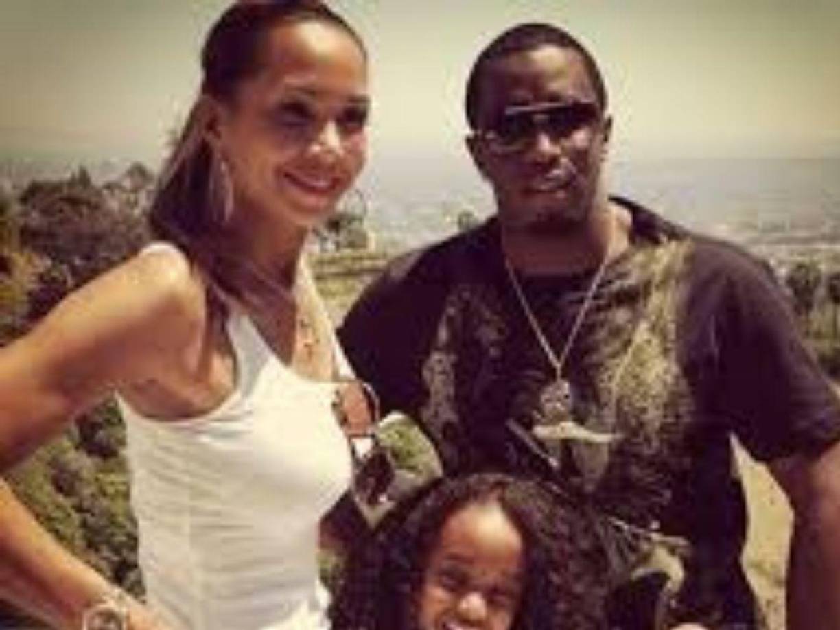 Sarah Chapman: Diddy tuvo un breve romance con Sarah Chapman a principios de la década de 2000. Fue tiempo suficiente para que dieran la bienvenida a una hija, Chance Combs, que nació poco antes que las gemelas D’Lila y Jessie. El romance no duró mucho más después del nacimiento de Chance, aunque Sarah no parecía tener ninguna mala voluntad. Cuando Kim Porter falleció, ella también lamentó la pérdida.