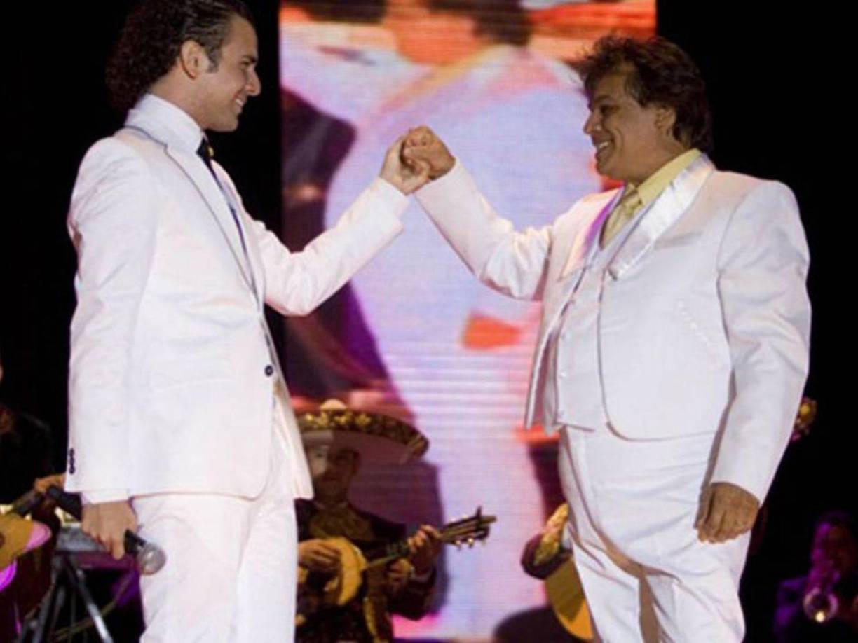 El artista mexicano nunca revelo abiertamente su homosexualidad. Son varios los hombres que aseguran haber tenido un romanes con el divo. Luego de su partida hace 7 años uno de los mas grandes de la música latina Alberto Aguilera Valadez.