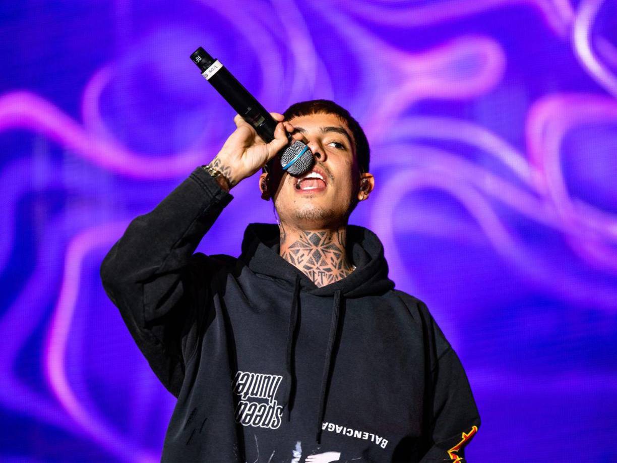 El cantante de “Pacas de Billetes” no es ajeno a la controversia. En redes sociales, han circulado imágenes donde aparece junto a Cristian Cervantes Elizalde, alias “El Viejo Lobo” o “La Negra”, quien es señalado como operador clave de Los Salazar en la venta de metanfetaminas en Hermosillo. Estos vínculos han generado especulaciones sobre cómo Natanael Cano podría estar involucrado en las tensiones entre los grupos delictivos.