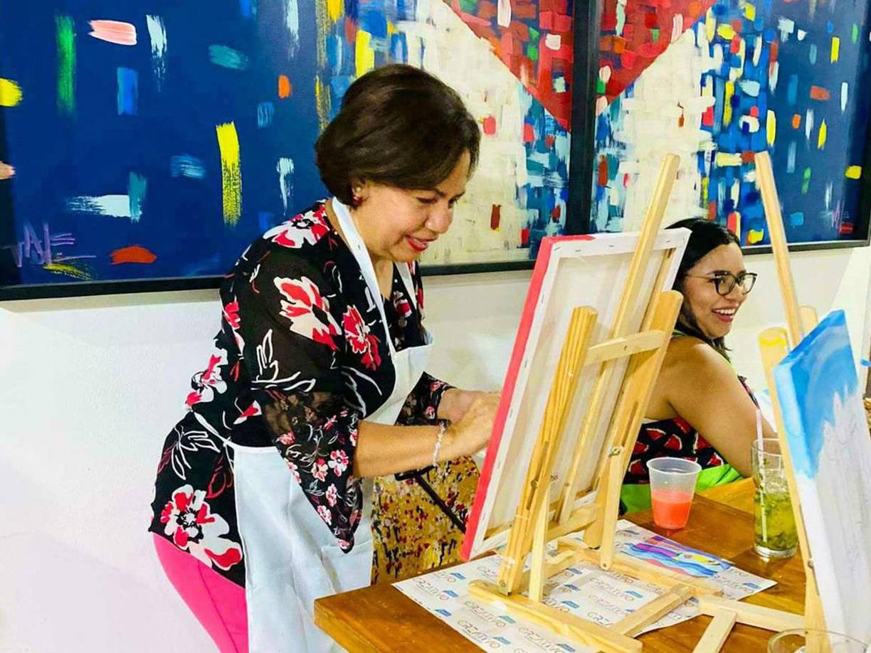 Al escuchar que sus amigas se sentían mejor emocionalmente cada vez que iban a pintar, empezó a investigar y fue así como conoció sobre la arteterapia.