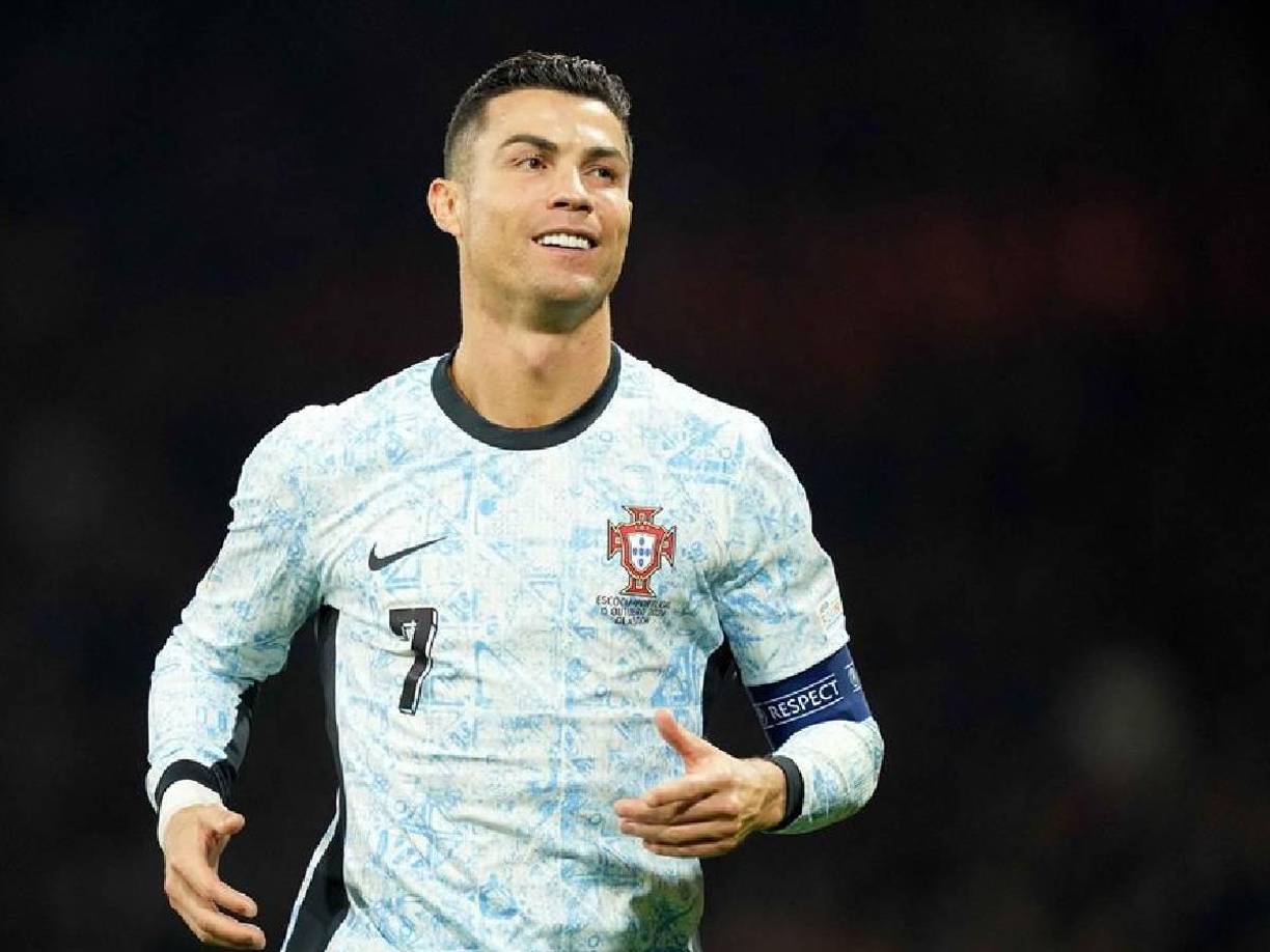 Cristiano Ronaldo, de 39 años, ganó 220 millones de dólares de sueldo y cerca de 65 millones de dólares por sus actividades extra futbolísticas, incluida la reciente apertura de su canal de YouTube, que superó el millón de seguidores en los primeros noventa minutos.