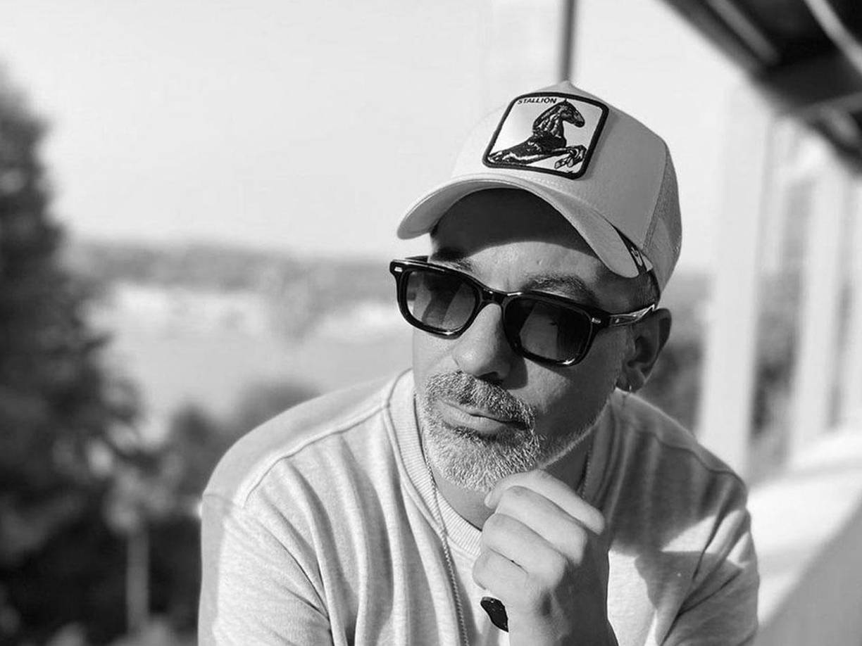 “Se desconocen los hechos. Se están tomando declaraciones a los testigos del lugar, caseros y empleados. Se encontraba en una fiesta, cuando se fue a acostar dijo que sintió el dolor y ahí se llamó al móvil, que constató la fractura”, señaló la vocera de la institución policial.