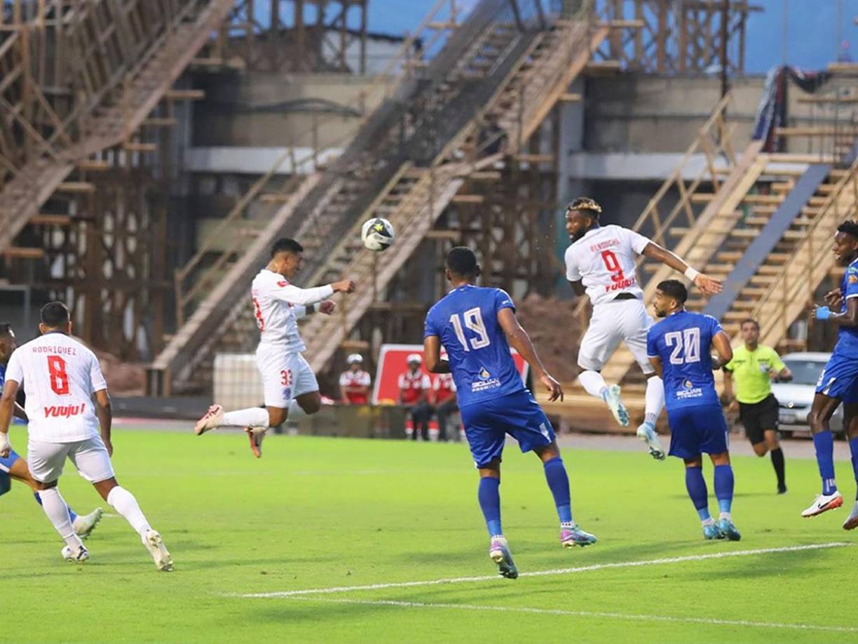 El salto de Michaell Chirinos para cabecear un centro de José Mario Pinto y marcar el tercer gol del Olimpia.