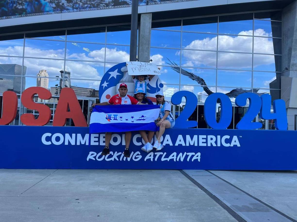 La familia hondureña Galo-Cruz presentes para ver a Messi.