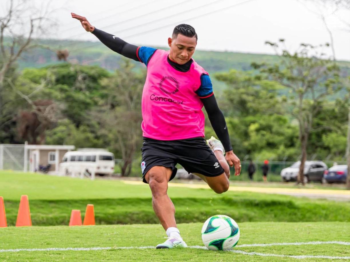 Carlos Sánchez: El lateral finaliza su contrato con Olimpia y en el cuadro olimpista están interesados en renovarle.