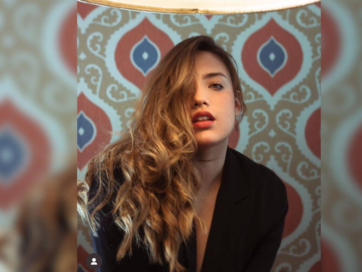 Recientemente se reveló que Luis Miguel podría tener otra hija además de Michelle Salas. La noticia empezó a difundirse esta mañana y ya se conoce la identidad de la joven quien según la información actualmente tiene 25 años y contrario a lo que se pensaría, se dio a conocer a pesar de que conoce que su padre es internacionalmente famoso, no le interesaría que la reconozca y mucho menos conocerlo.