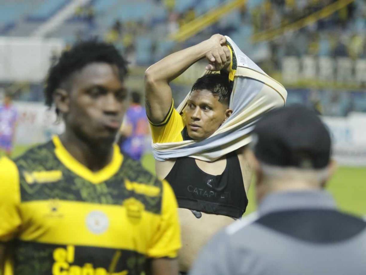 La frustración era evidente en el rostro de Brayan Moya tras el final del partido.