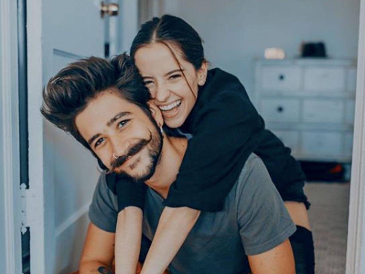 Muchos aseguran que la buena vibra, las letras melosas y hasta su romántica historia de amor con Evaluna Montaner, han servido para que Camilo se cuele a lo más alto de la fama.