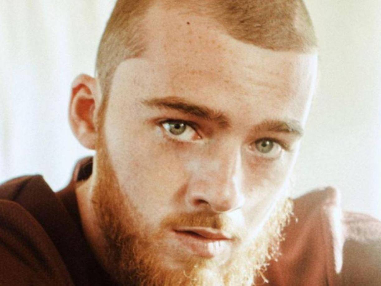 Ella lo alentó a participar y a partir de ahí hubo un cambio radical en su vida, pero jamás se sintió cómodo con la popularidad y comenzaron los problemas.