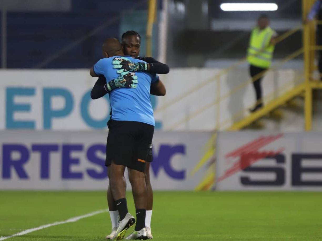 Alex Nahíd Güity y Buba López se dieron un efusivo abrazo en los ejercicios de calentamiento. 