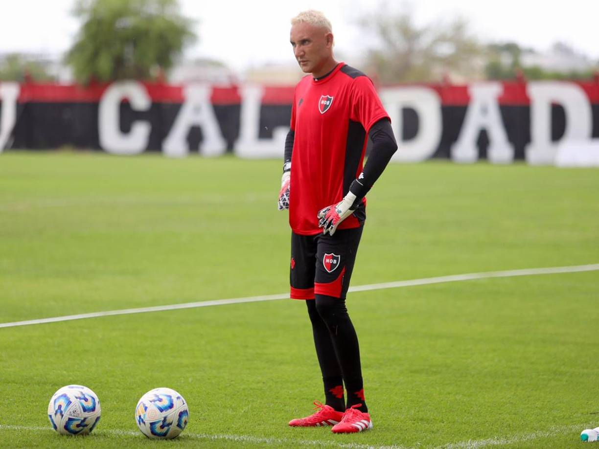 ”Estoy al tanto de las grandes figuras que pasaron por este gran club, el legado que dejaron, los momentos brillantes que Newell’s ha tenido en toda su historia. Es un club bastante conocido a nivel mundial”, declaró sobre su llegada al equipo leproso.