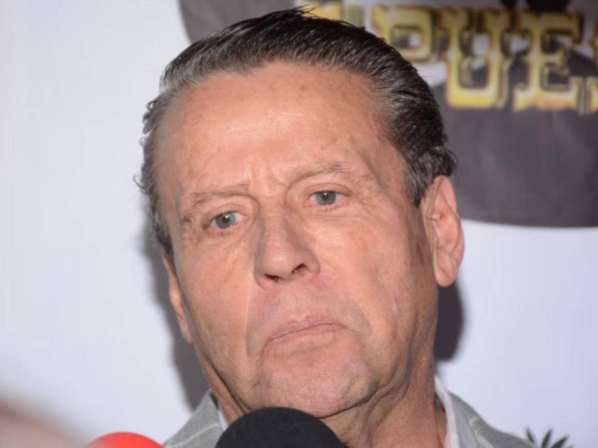 Aunque inicialmente aseguró que no tenía interés en hablar sobre ella, Adame aprovechó para lanzar duros comentarios, insinuando que la cantante no está a su nivel.