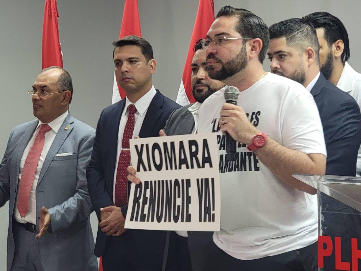 Además de la camisa, Jorge Cálix mostró una cartel que decía “Xiomara, renuncia ya”.