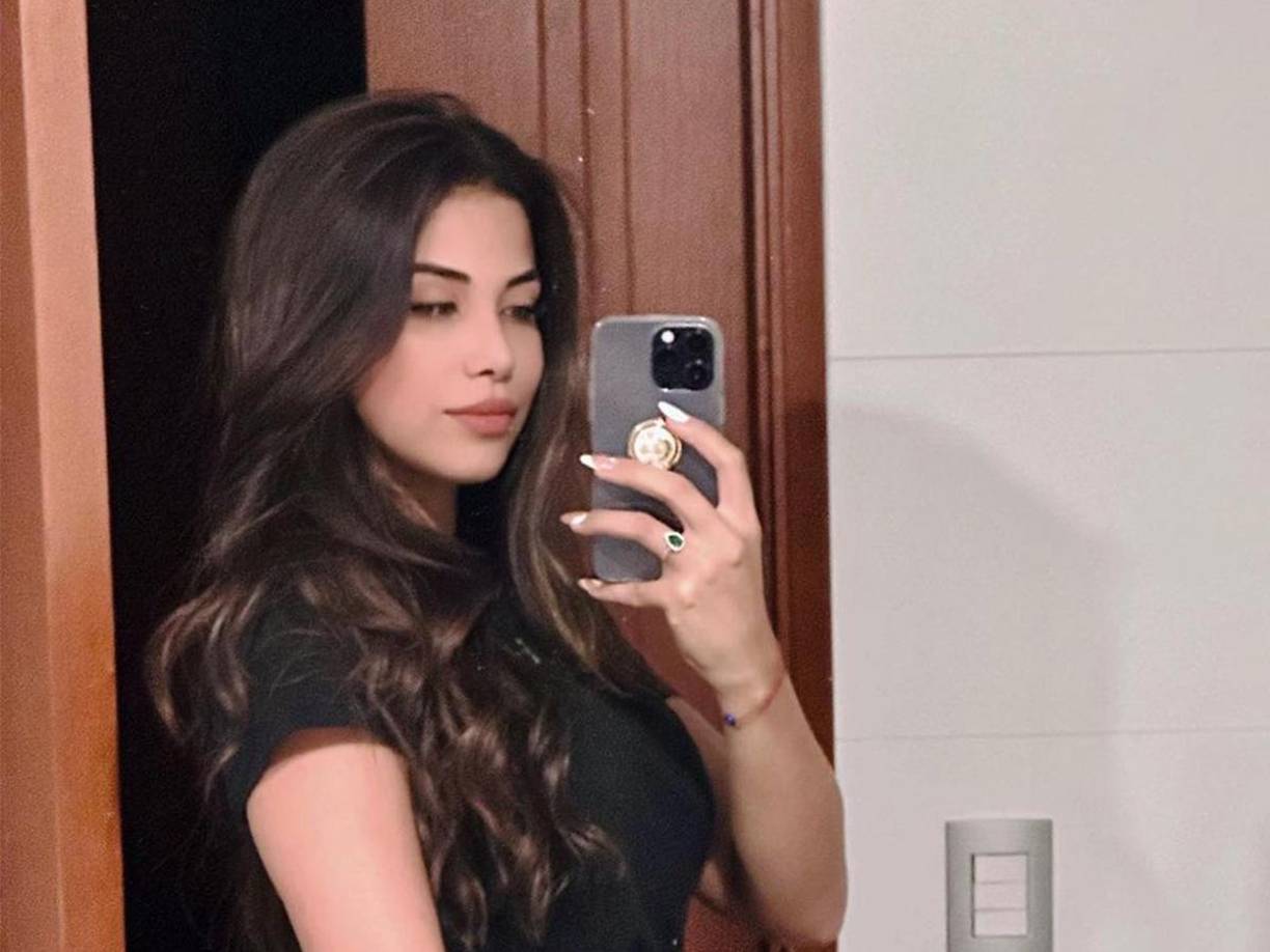  La bella mujer no solo se caracteriza por ser el pilar de su hogar, sino que también por la elegancia que denota en todos los eventos públicos.