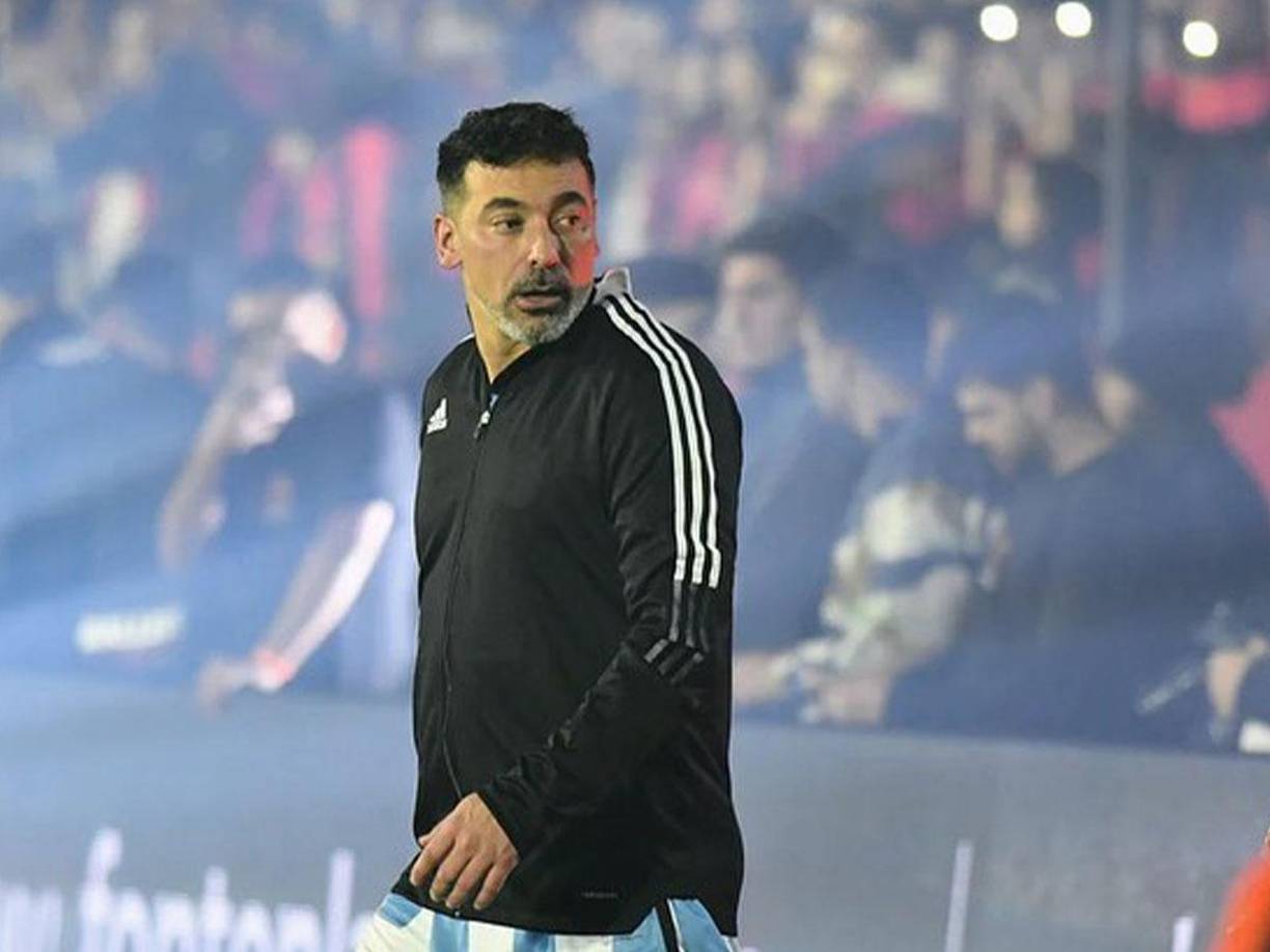 Nacido en la provincia argentina de Santa Fe en mayo de 1985, Lavezzi disputó con su selección el Mundial de Brasil 2014, en el que Argentina finalizó en la segunda posición tras caer por 1-0 frente a Alemania en la final.