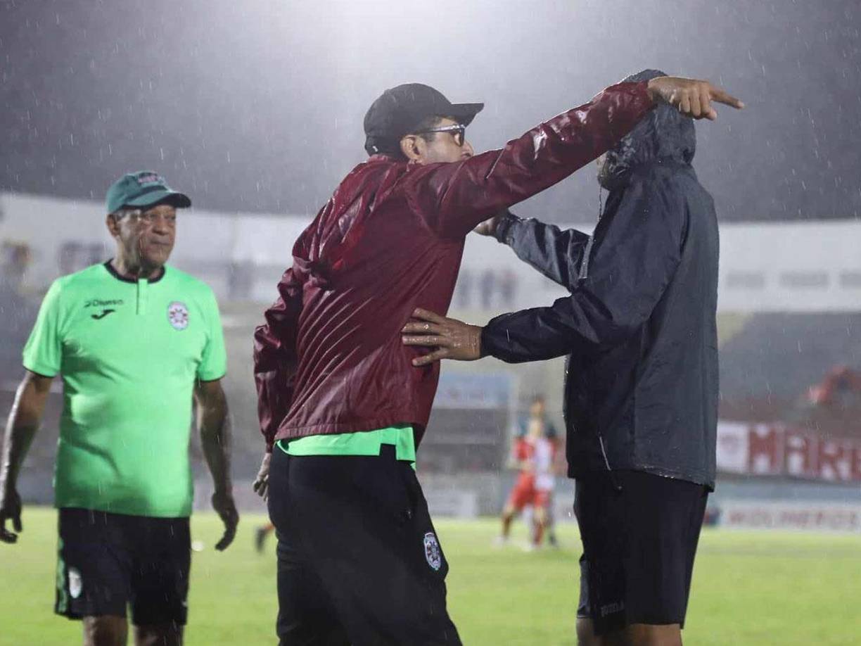 Nerlin Membreño, asistente técnico de Salomón Názar, se fue expulsado por reclamos.