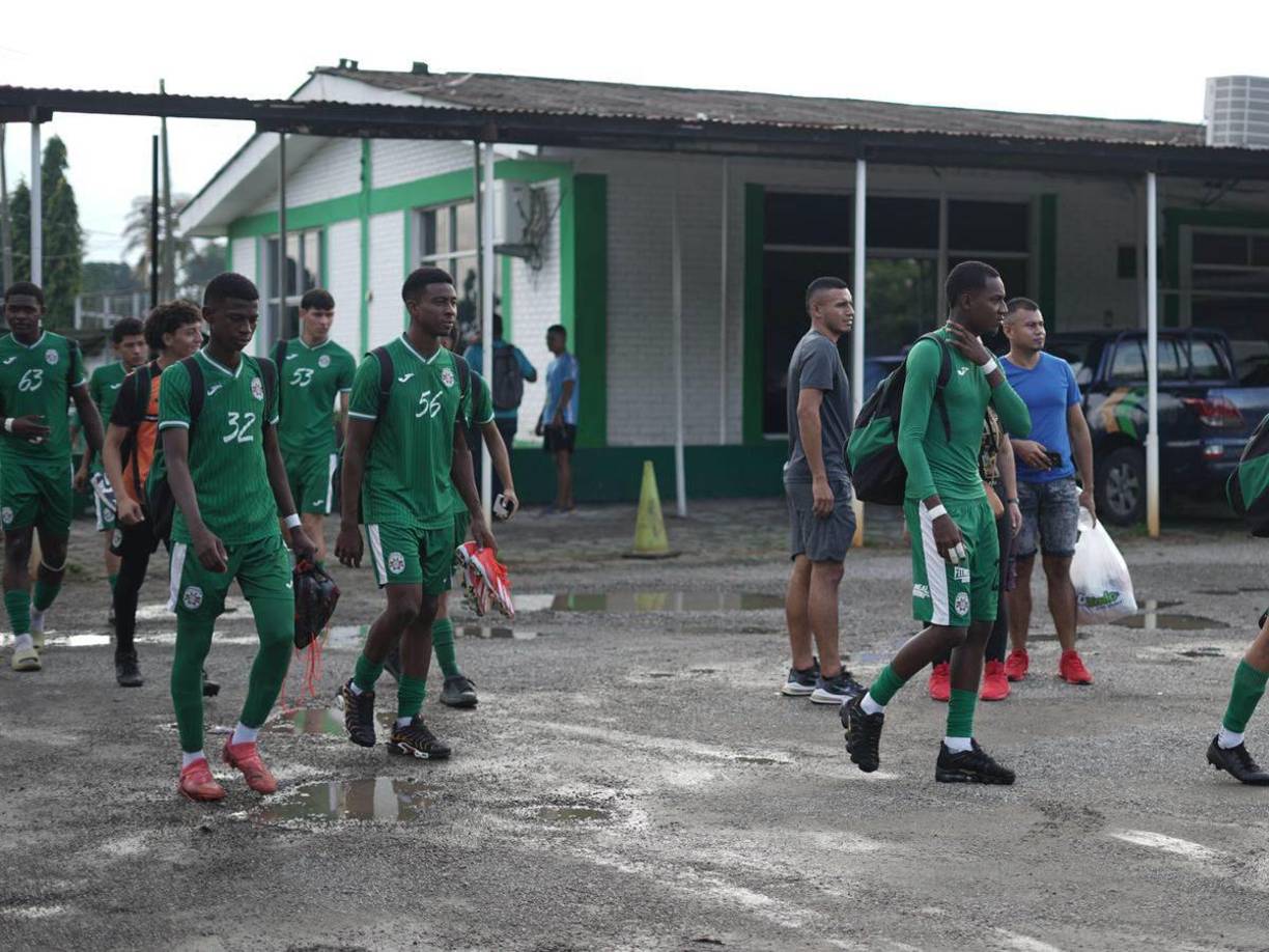 El partido de las semifinales de ida del Torneo de Reservas se suspendió en varias ocasiones.